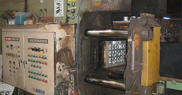 クリップ製作　鋳型造型機